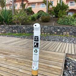 An vielen Orten Teneriffas findet man solche Röhren, um die Zigaretten auszudrücken.