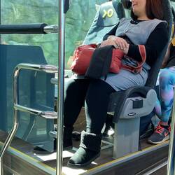 Vor einigen Tagen im Bus: Wir schwitzen und die Dame trägt Winterschuhe.