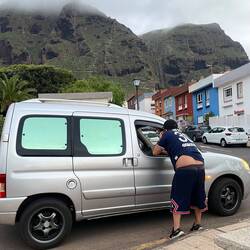Ausser Regine stört sich niemand daran, dass der Autofahrer ewig lang die Strasse belockiert.