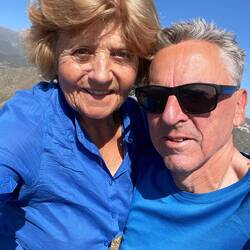 Gipfelfoto ohne Gipfelkreuz. Farbliche Übereinstimmung der Oberteile ist Zufall!