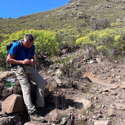 Mit seiner Schweizermesser-Pinzette zieht Martin unzählige kleine Kaktusstacheln aus dem Finger.