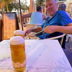 Kühles Bier bei Sonnenuntergang am Hafen von Los Cristianos
