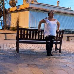 Unsere Bedienung, die alle Passanten auf Englisch anspricht.