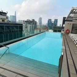 Der Pool im 19. Stock des Hotels