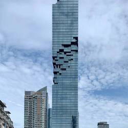 Die Fassade des Turms ist durch ein spiralförmiges Band versetzter, kastenförmiger Elemente geprägt