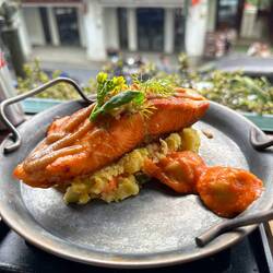 Lachs mit Dumplings und Ingwer