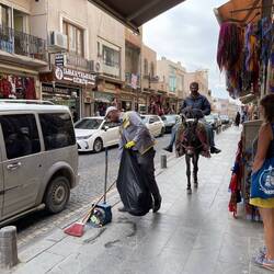 Für die engen Gassen eignen sich Pferd und Esel einfach gut