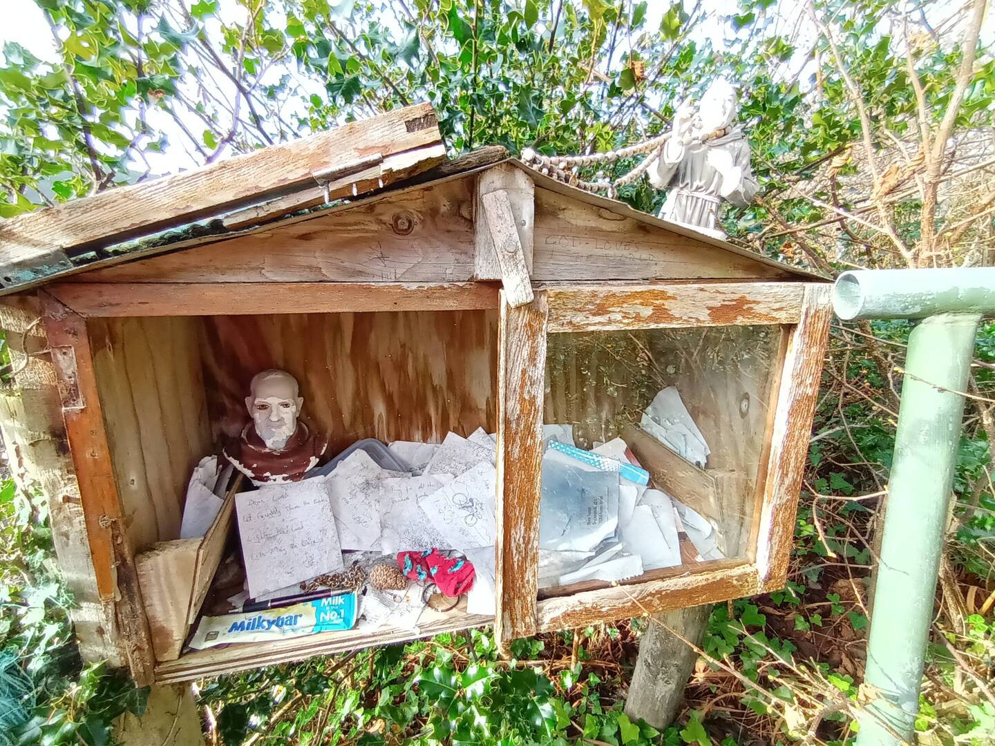 Wee notes to the Lord. He clearly has a sweet tooth