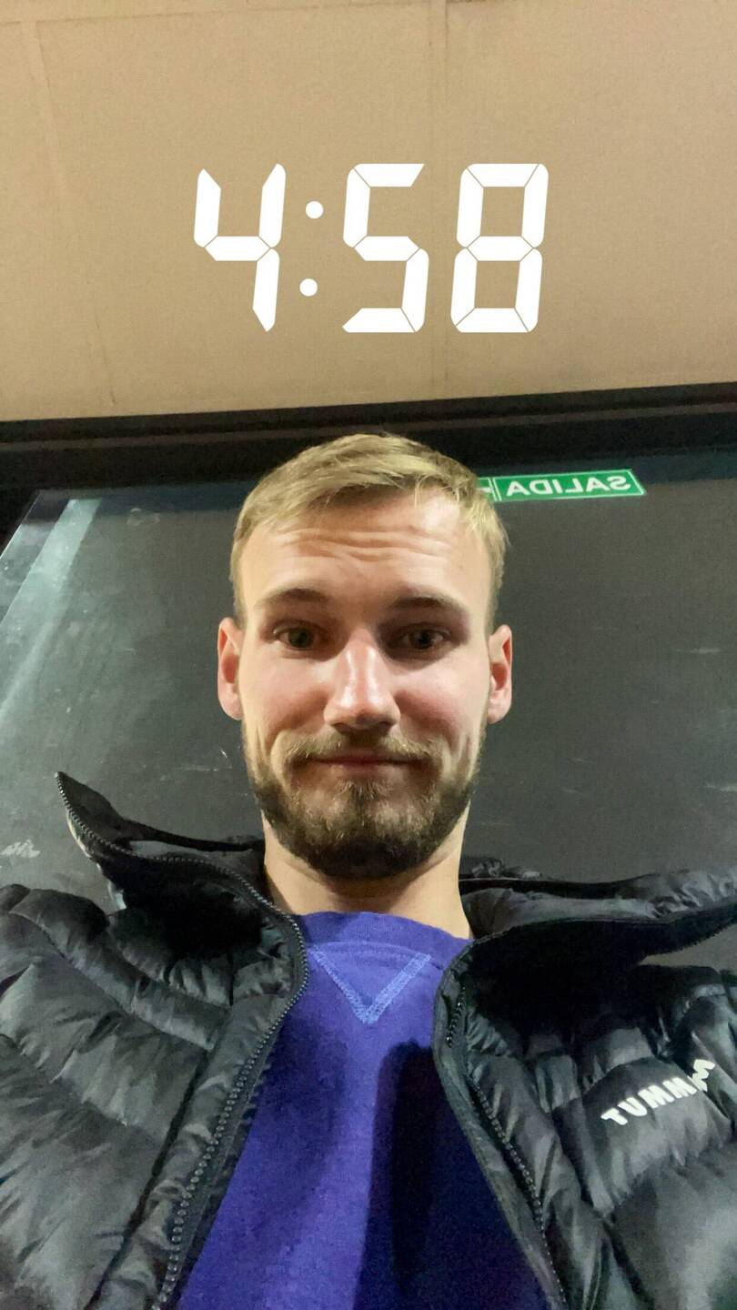 So sehe ich nach 4h schlechtem Schlaf im Nachtbus aus.😵‍💫