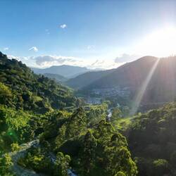 Vue de drone sur Pijao au coucher de soleil