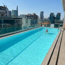 Pool im 19. Stock