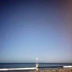 Segelboot vor Anker bei Nacht