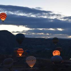 Les lampions géants s'enflamment dans la nuit noire