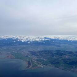 Wir überfliegen den Bodensee. Hier ist der Rheinspitz sichtbar.