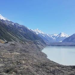 Ausflug zum Tasman Gletscher. Er versteckt sich unter einer dunklen Geröllschicht.