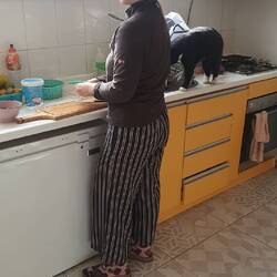 Die weiße Katze heißt Luna :) beim Frühstück tritt auch mal die schwarze in Erscheinung :)