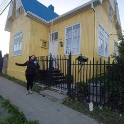 ...außer Yogamatte. Daher mit improversierter Alternative vor der chilenischen Villa Kunterbunt;)