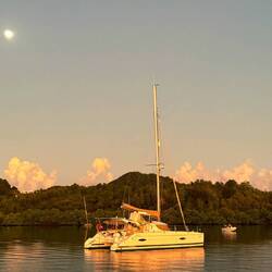 ihr Boot vor dem Vollmond