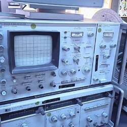 ein solches Oszilloskop hatte ich in der Lehrzeit 😃