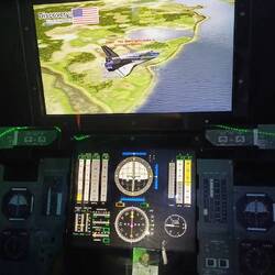 Susann landet ein Spaceshuttle am Simulator