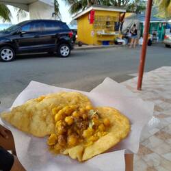 Diese Maisfladen heißen hier "Doubles". Vielleicht weil es zwei sind? 🤔
