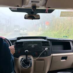 Fahrt durch den Nebel auf kurvenreicher Strasse