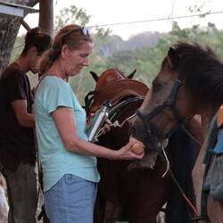 Gabi bei der Kokosnuss- Fütterung 😄