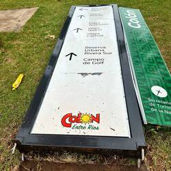 vom Sturm umgestürzte Hinweistafel - 4 Schrauben max 8 cm