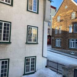Blick aus dem Fenster im Treppenhaus auf dem Weg zum Frühstück