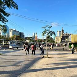 Bahnhof rechts, Zeitturm links