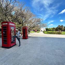 bekanntes Design am Parkrand beim Friedhof