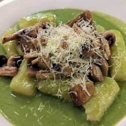 Yucca Gnocchi mit Pilzen und Pestosoße