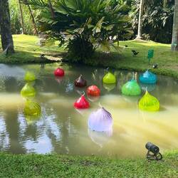 Teil der Kunstausstellung im Garten