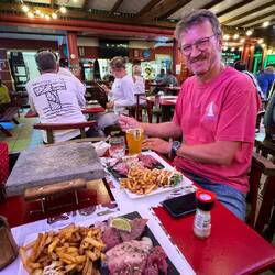Abendessen im l'Annex in Le Marin. In der Mitte der heisse Stein zum Braten