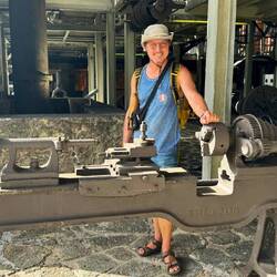 Uwe an einer alten Drehmaschine. an so etwas hat Uwe 5 Jahre gelernt..