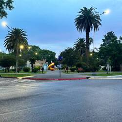 Platz an breiter Strasse, nicht die Hauptstrasse