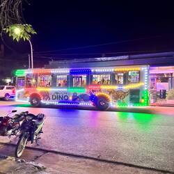 der Amusierbus - wenig Wahrzeichen in Colon, aber mit Licht, Musik und Figuren im Innern eine Attrak