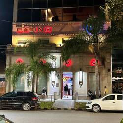 Casino - die Stühle der Spielkästen waren immer gut besetzt - Lottoläden gibt es dazu viele