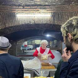 In der lokalen Bäckerei - richtig uhrig