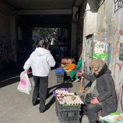 Kleiner Markt zwichen den Häuserbogen