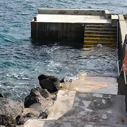 Leiter unter Wasser beim Hotel