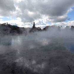 Dieser See besteht aus kochendem Wasser, einfach nur faszinierend