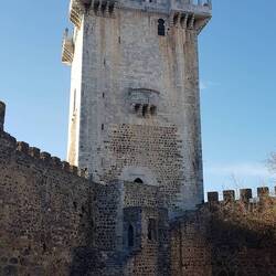 Imposanter Wehrturm der Burg