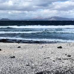 In der Ferne ist Lanzarote sichbar.