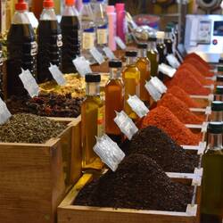 Dans le bazar, les odeurs d'épices, d'encens, de cuir, de café envahissent nos narines