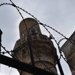 Minaret dont il manque un morceau suite au tremblement de terre