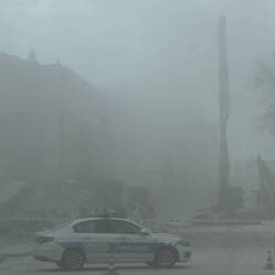 Écroulement d'immeuble "maîtrisé" à quelques mètres de nous (bâtiment fragilisé par le séisme) !