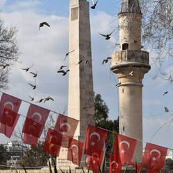 Un des rares minarets encore debout et entier