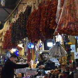 Le bazar couvert où l'on trouve beaucoup de légumes séchés au soleil pour la fabrication des dolma