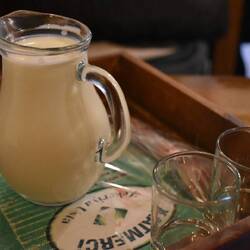 Le katmer est servi tiède avec un petit pichet de lait de vache frais
